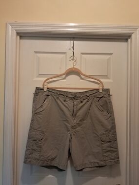 Wrangler Men's Size 44 Casual Cargo Shorts in Light Khaki